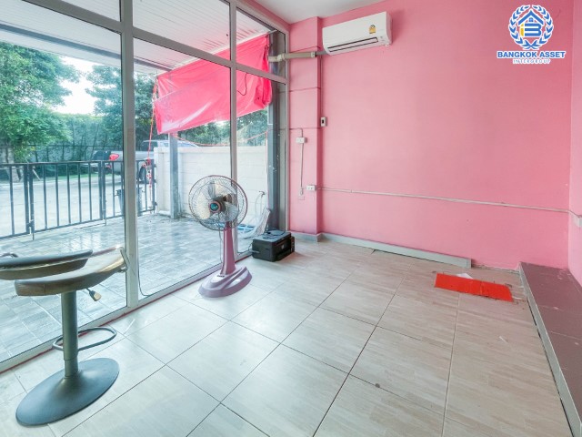 *****ทาวน์เฮ้าส์มือสองย่านนนทบุรี ม.ชวนชื่นทาวน์ แก้วอินทร์-บางใหญ่ เนื้อที่กว้างขวางถึง 21.4 ตร.ว. ฟังก์ชัน 3 ห้องนอน 3 ห้องน้ำ 2 ที่จอดรถ สภาพเยี่ยม พร้อมเข้าอยู่อาศัย แถมฟรี! 2 เครื่องปรับอากาศ บนทำเลดี ใกล้รถไฟฟ้าสายสีม่วง "สถานีตลาดบางใหญ่"